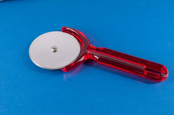 Bild Von Plastic Red Pizza Cutter Slicer Messer — Stockfoto