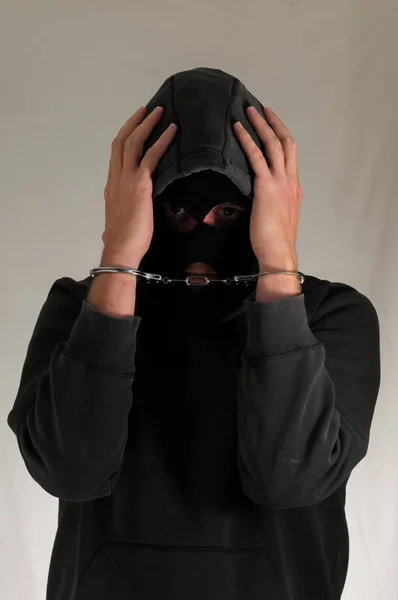 Siyah Giysili Genç Adam Hancduffs Sıkıştı — Stok fotoğraf