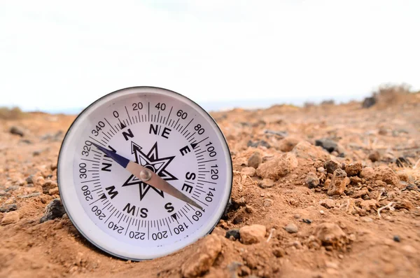 オリエンテーションコンセプト砂漠の岩の上の金属コンパス — ストック写真