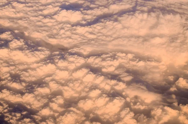 Vliegen Boven Wolken Vanuit Een Vliegtuig — Stockfoto