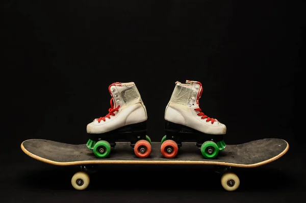 Vintage Style Black Skateboard Och Skate Boot Mörk Bakgrund — Stockfoto