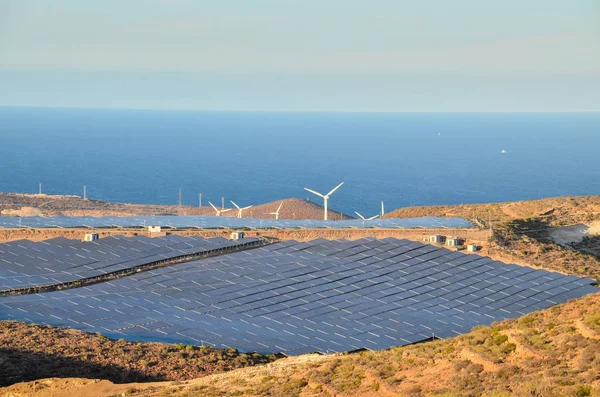 再生可能エネルギーの概念太陽光パネルフィールド日没 — ストック写真