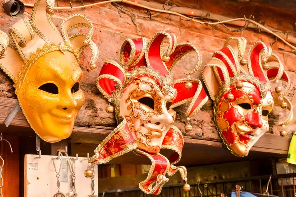 传统的威尼斯嘉年华面具 装饰华丽夺目 — 图库照片