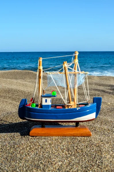 Foto Una Barca Giocattolo Sulla Spiaggia Sabbia — Foto Stock