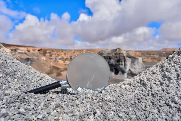 Conceptuele Foto Van Een Loupe Object Droge Woestijn — Stockfoto