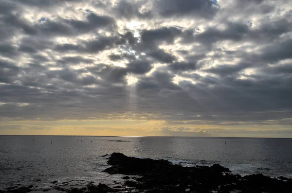 Bulutlar Okyanus Yakınlarındaki Günbatımında Renkli Bulutlar — Stok fotoğraf