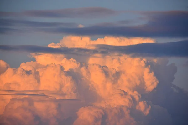 Wolken Gekleurde Wolken Bij Zonsondergang Bij Oceaan — Stockfoto