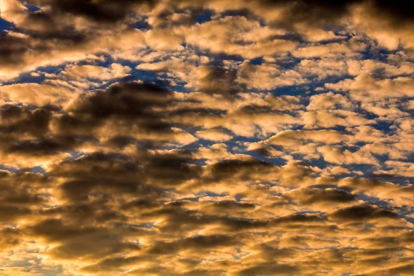 Wolkenlandschaft Bunte Wolken Bei Sonnenuntergang Der Nähe Des Ozeans — Stockfoto