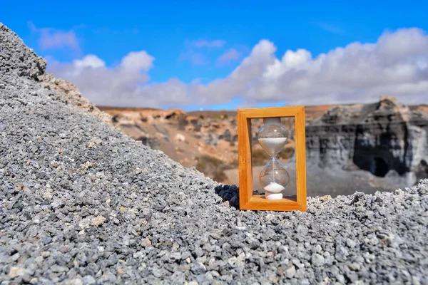 Konzeptionelles Foto Eines Sanduhr Objekts Der Trockenen Wüste — Stockfoto