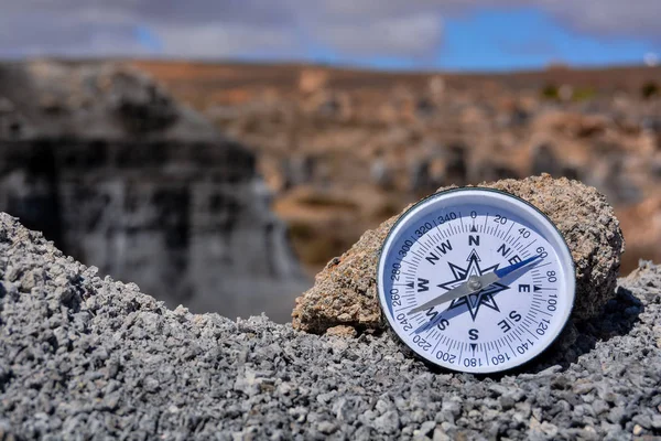 Käsitteellinen Valokuva Kompassista Kuivalla Aavikolla — kuvapankkivalokuva