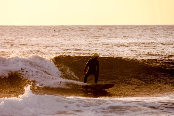 Single Surfer Bij Zonsondergang Een Rustige Oceaan — Stockfoto