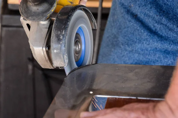 汽车维修用夹角磨床的重工业工人切钢 — 图库照片
