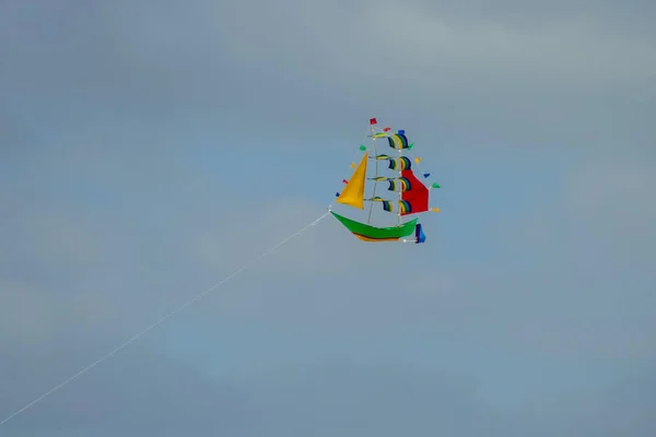 风筝在天空中飞翔 美丽的摄影数码照片 — 图库照片