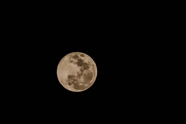图为月亮在夜空中的照片 — 图库照片