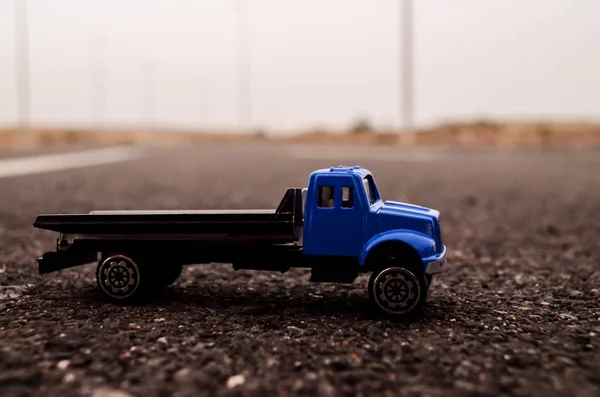 Modelo Del Camión Una Carretera Asfalto —  Fotos de Stock