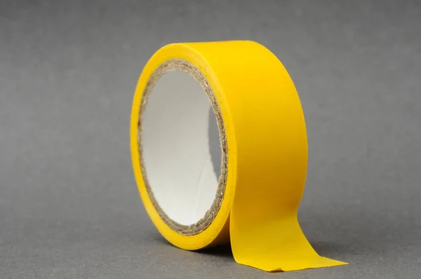 測定テープが白い背景に 美しい写真のデジタル画像に分離された黄色 — ストック写真