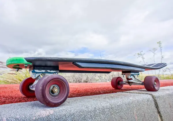 Stile Vintage Longboard Skateboard Nero Una Strada Deserta Asfalto Vuoto — Foto Stock