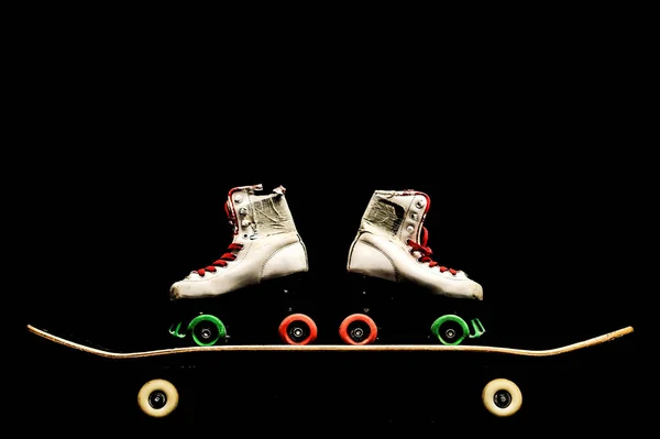 Vintage Style Black Skateboard Och Skate Boot Mörk Bakgrund — Stockfoto