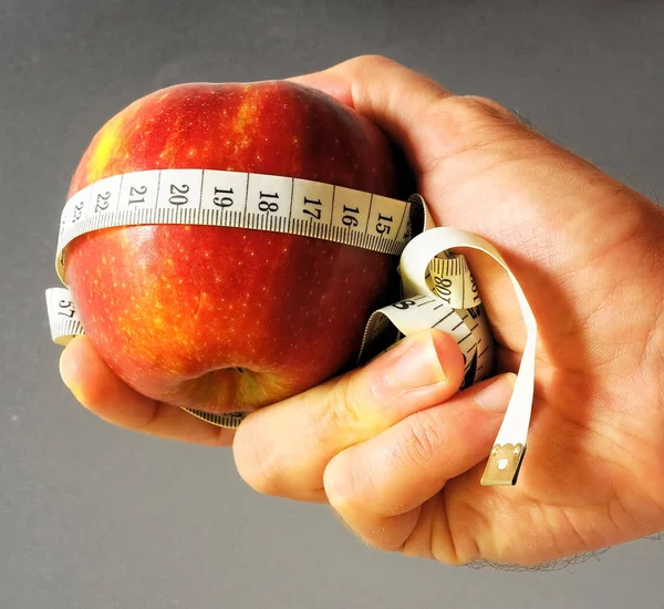 Diet Apple Och Mätare Handen Färgad Bakgrund — Stockfoto