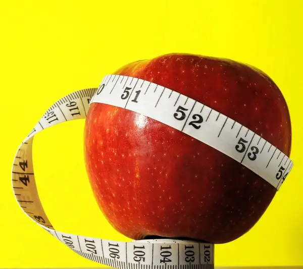 Dieta Apple Medidor Fundo Colorido — Fotografia de Stock