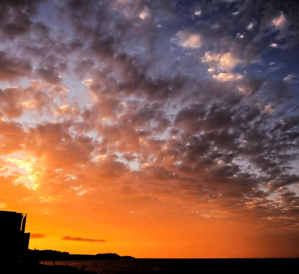 Wolken Gekleurde Wolken Bij Zonsondergang Bij Oceaan — Stockfoto