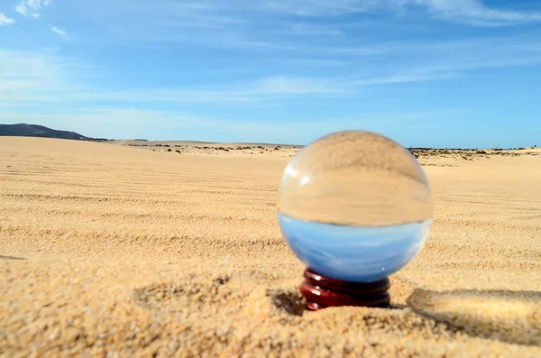 Imagem Conceitual Uma Esfera Cristal Deserto Seco — Fotografia de Stock