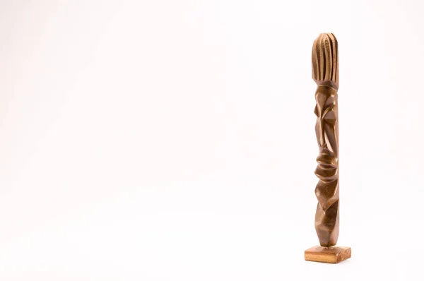 アフリカの伝統的な木像の人形のクローズアップ — ストック写真
