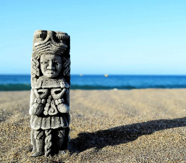 Starożytna Posąg Majów Plaży Piasek Pobliżu Oceanu — Zdjęcie stockowe