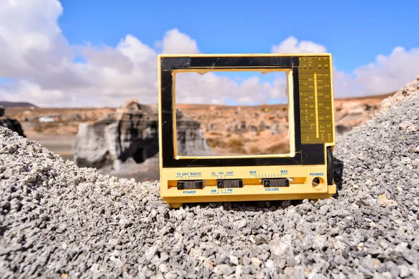 Foto Conceitual Objeto Televisão Deserto Seco — Fotografia de Stock