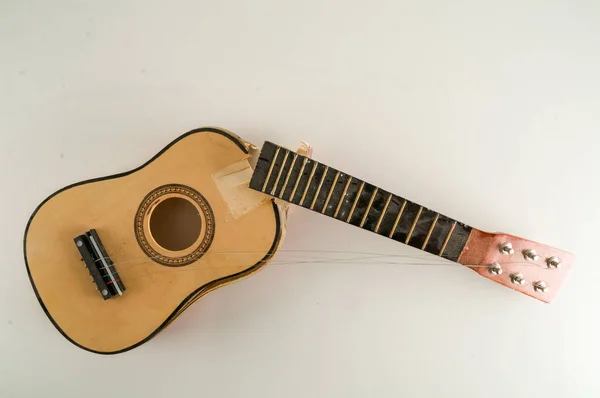 白い背景に壊れたギターオブジェクトのクローズアップ — ストック写真