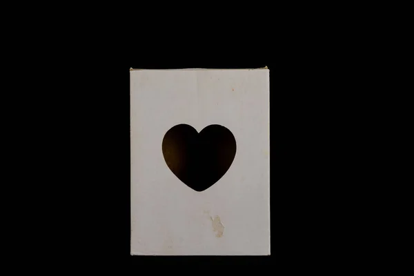 黒の背景にある紙箱ハートオブジェクトのクローズアップ — ストック写真