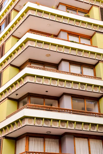 Janelas de construção modernas coloridas em Las Palmas — Fotografia de Stock