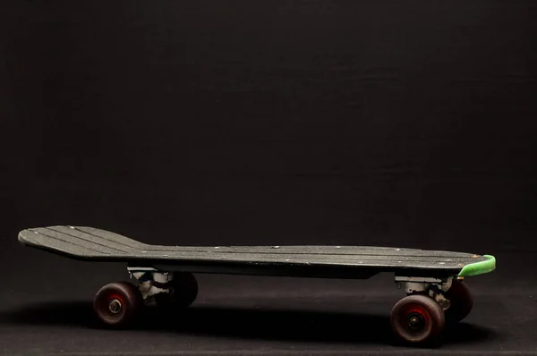 Vintage Style Black Skateboard Sobre Fondo Negro —  Fotos de Stock