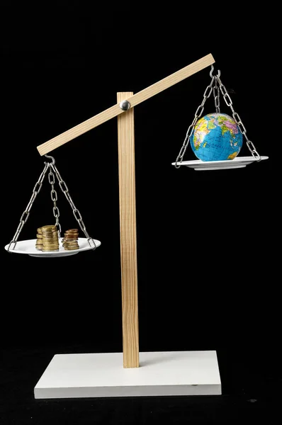 Globe Planet Ziemia Pieniądze Dwóch Pan Równowaga — Zdjęcie stockowe