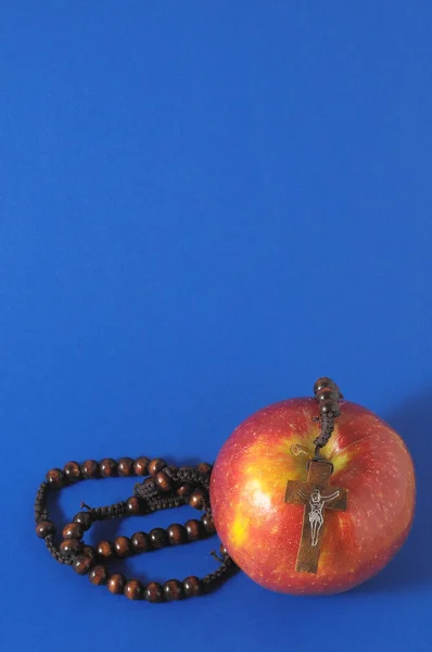 Bible Eva Sin Red Apple Colored Background — Stock Photo, Image