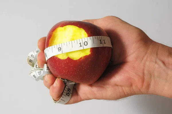 Dieta Mordida Manzana Medidor Mano Sobre Fondo Coloreado — Foto de Stock