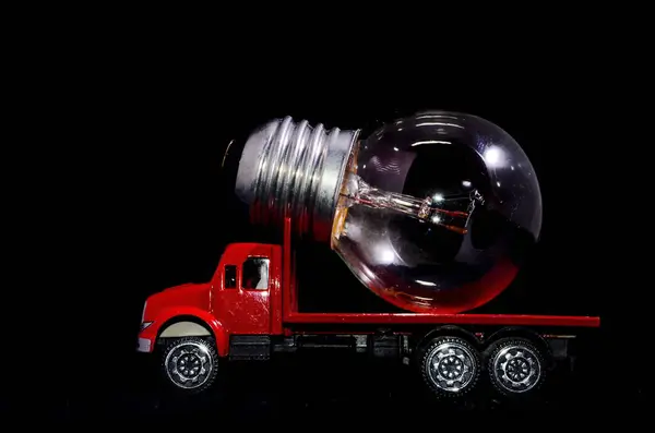 Koncepcja Zasilania Elektrycznego Red Truck Żarówki Czarnym Tle — Zdjęcie stockowe