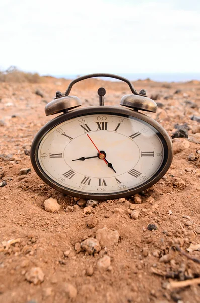 Orologio Analogico Classico Nella Sabbia Sul Deserto Roccioso — Foto Stock