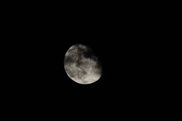 Nästan Fullmåne Över Mörk Svart Himmel — Stockfoto