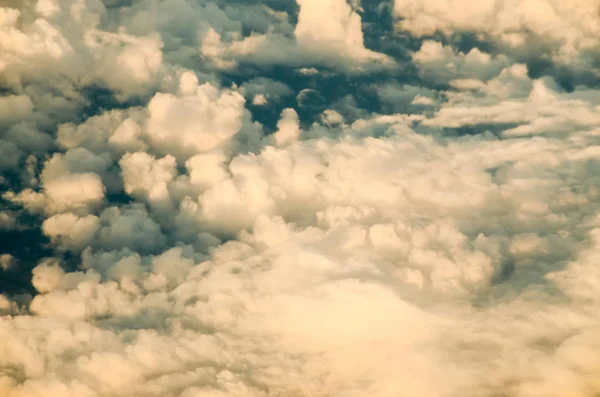 Vliegen Boven Wolken Vanuit Een Vliegtuig — Stockfoto