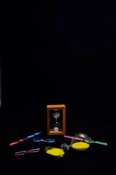 Siyah Arkaplanda Sarı Kum Saati Ile Kırık Kum Saati — Stok fotoğraf