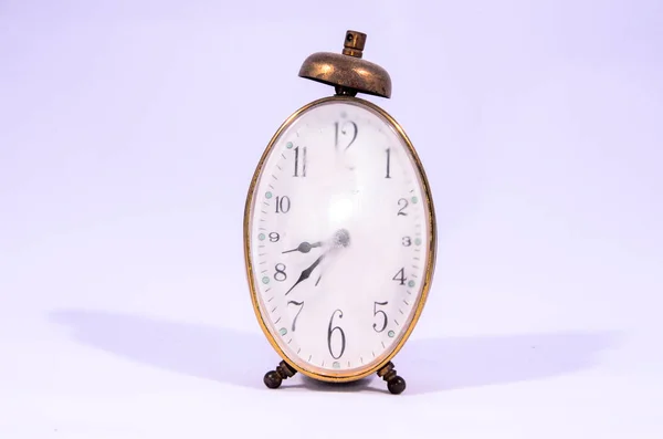 Reloj Despertador Metal Antiguo Vintage Sobre Fondo Blanco — Foto de Stock