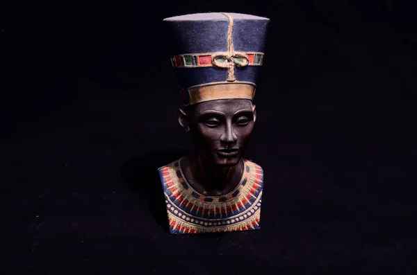 Famoso Busto Estatueta Rainha Nefertiti Isolado Fundo Preto — Fotografia de Stock