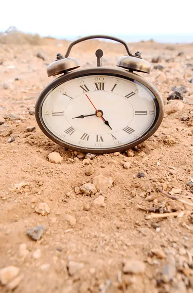 Die Klassische Analoge Uhr Sand Der Felsenwüste — Stockfoto