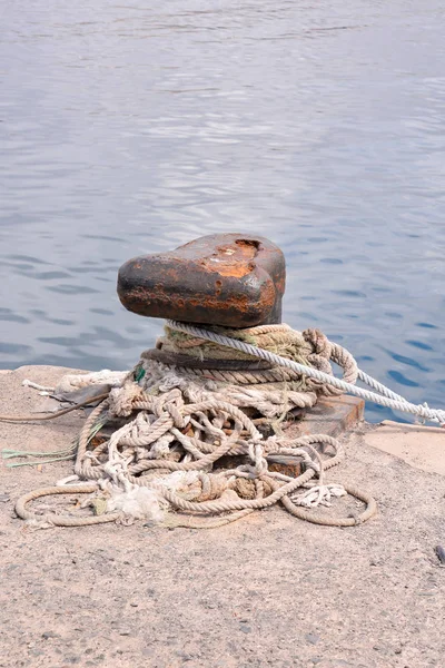 大船用锈蚀金属系泊护柱的照片 — 图库照片
