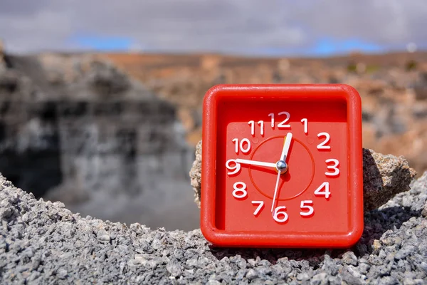 Foto Conceptual Objeto Reloj Alarma Desierto Seco —  Fotos de Stock