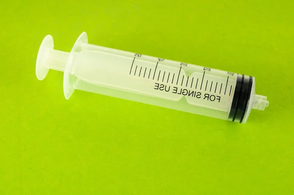 Foto Syringe Closeup Isolado Sobre Fundo Colorido — Fotografia de Stock