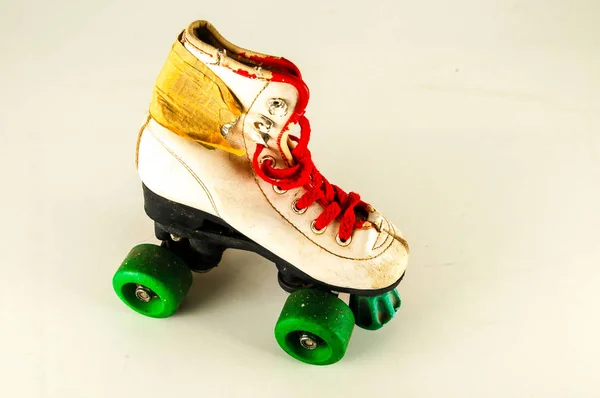 Zbliżenie Vintage Skate Boot Obiekt Białym Tle — Zdjęcie stockowe