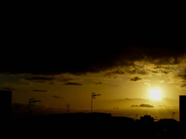 Awan Awan Berwarna Sunset Dekat Samudera — Stok Foto
