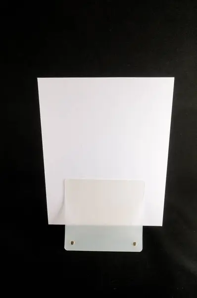 Folheto Branco Suporte Papel Mockup Isolado Folheto Liso Stand Clear — Fotografia de Stock
